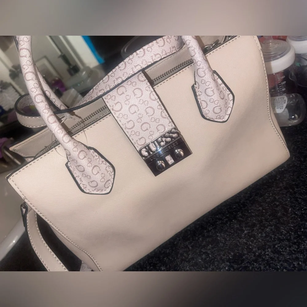 GUESS purse. New - Picture 1 of 2